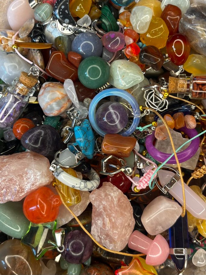 Bunte Sammlung von Kristallen und Schmuckstücken in verschiedenen Formen und Farben.